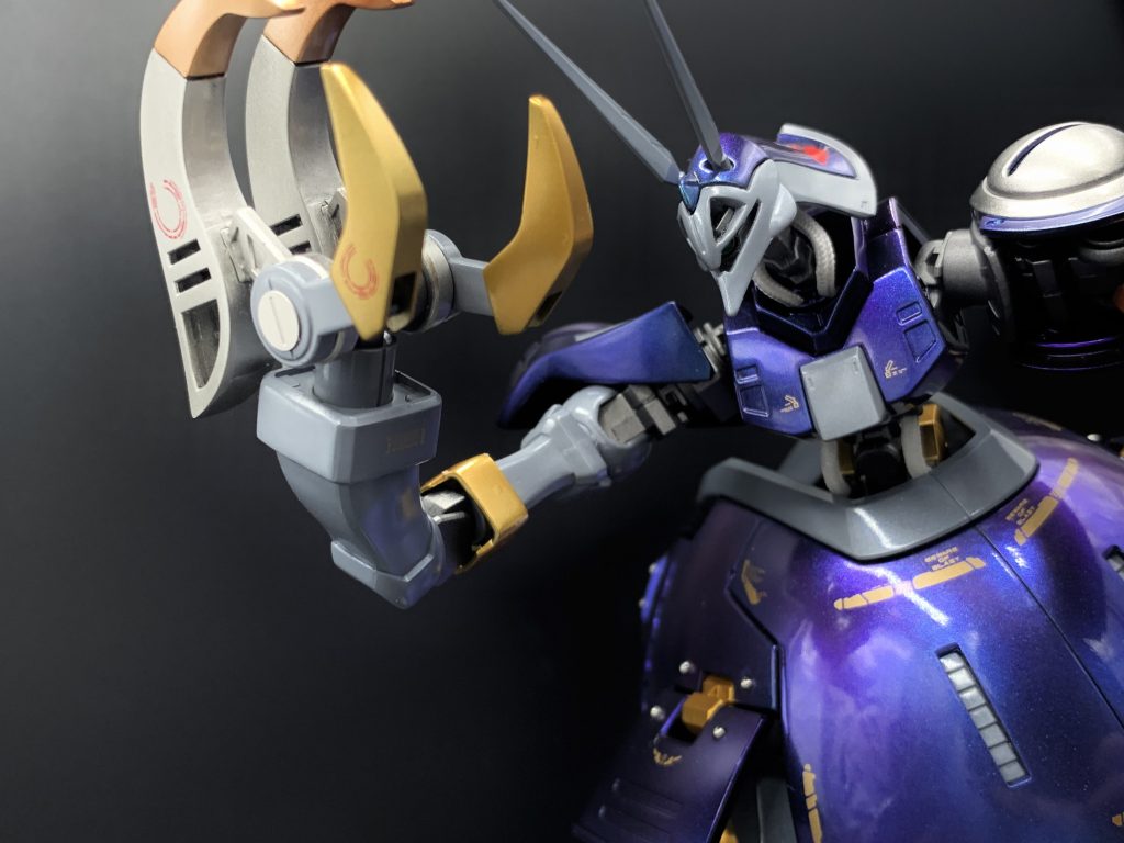 クローが非常に格好良い!アシンメトリーなデザインは良いですね。