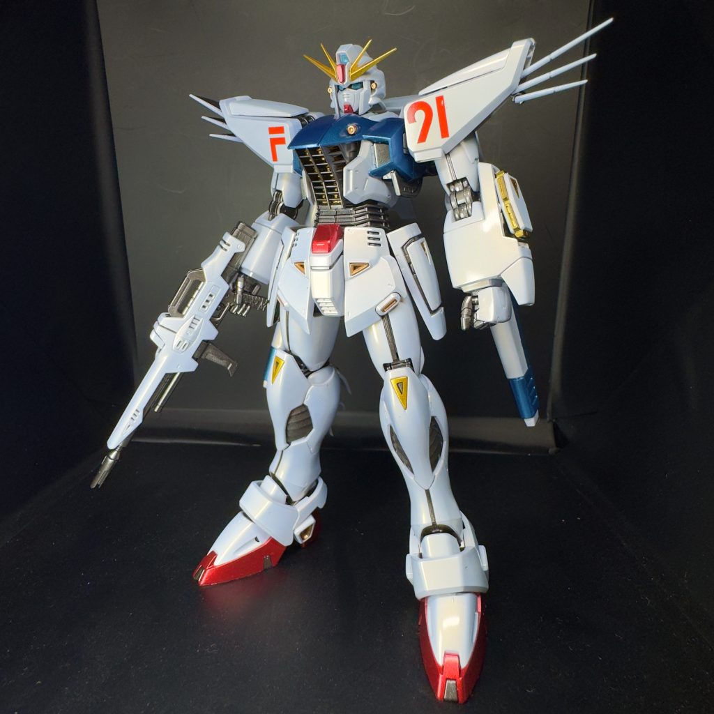 ホワイト部はシルバーサフにパールシルバーを吹いて、そこからクリアホワイトを重ねてます。写真だとわかりづらいですが、いわゆるチタニウムフィニッシュっぽくなってます。