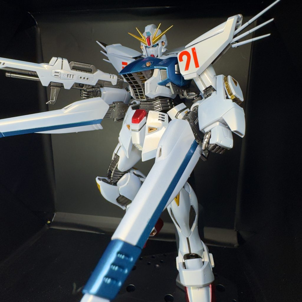 順調に進んでたのですが、ひとつやってしまいました。塗装も終わりましてトップコート前に肩のデカール貼りをしてたんです。と、ここで痛恨のミス。