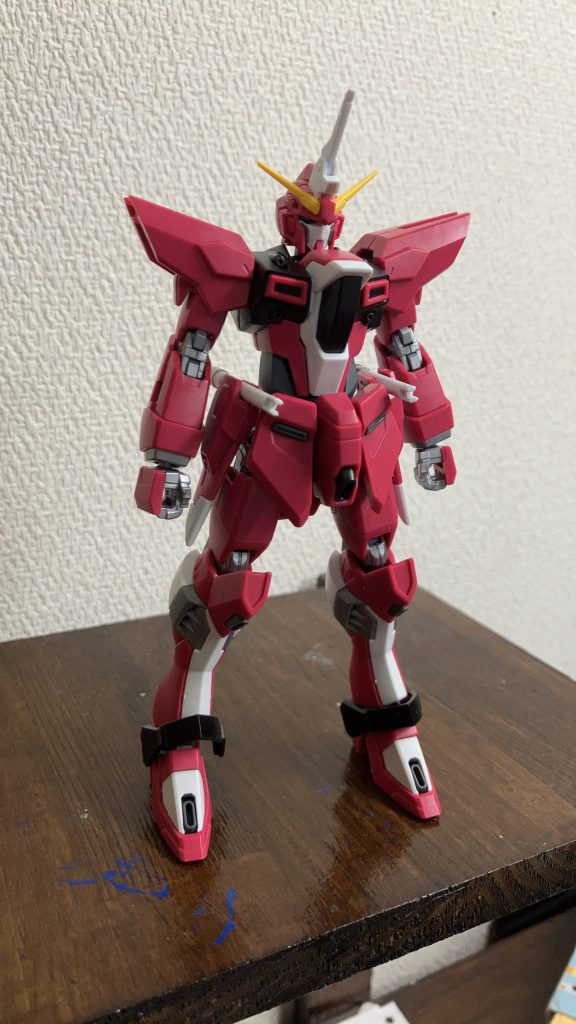 本体を完成させて立たせてみましたが、少し足が短いなって思った為、初めて延長してみました何度か延長パーツが外れるトラブルがありましたが何とか延長成功しました肩の白いパーツは改造する際に邪魔になると思い外してます