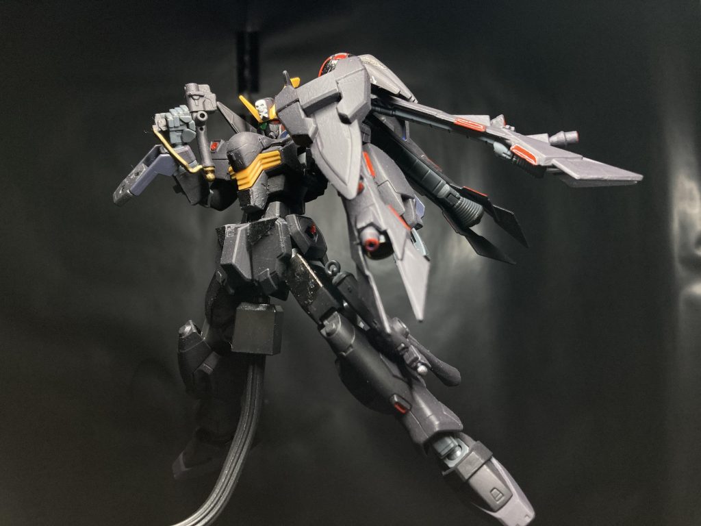 フレキシブルスラストバインダー起動! 本機ではクロスボーンガンダムの特徴であるX字のバインダーを3基のみ左肩に移植するなんとも大胆なことを行っています!スラスターを1点に集中させることで変則的すぎる動きを可能にしています(その代わり左肩をよく痛める)