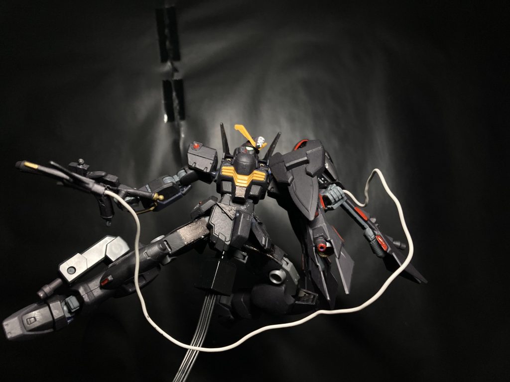 こちらメイン武装であるアローアンカー弓矢のように飛ばし地面の移動や敵を振り回すことを可能にしています左肩のスラスターとの相性が良くその出力はジ・OぐらいのMSなら左肩諸共上空に飛ばせるほど!(空へ消える左肩)