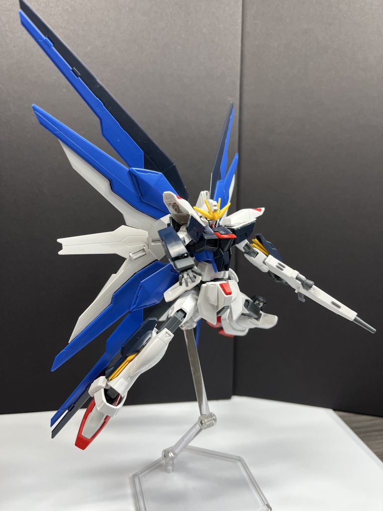 今回フリーダム題材ということでフリーダムをベースにガンダムDXを混ぜたらかっこいいんじゃないかと思いバックパックはDXのリフレクターとフリーダムのウイングバインダーをミキシングしてボリュームを出しています。サテライトキャノンも後ろにあるのですが調整の仕方が悪く、展開できませんでした笑