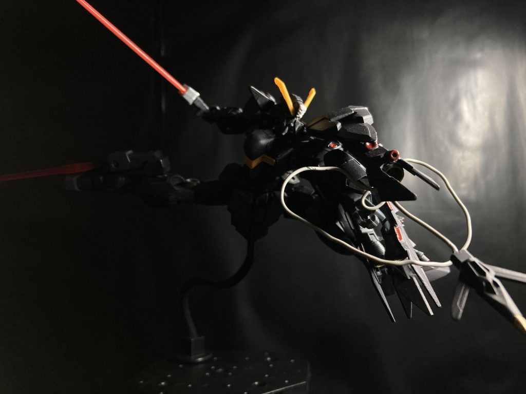 右足には隠し腕がありますが隠れてません!なんなら暗くて見えにくいです!