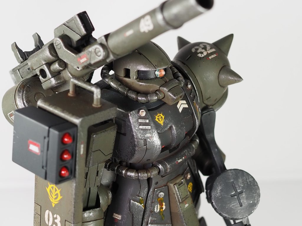 この写真見てて今気づいたんだけどモノアイにマスキングゾル残ってる…。