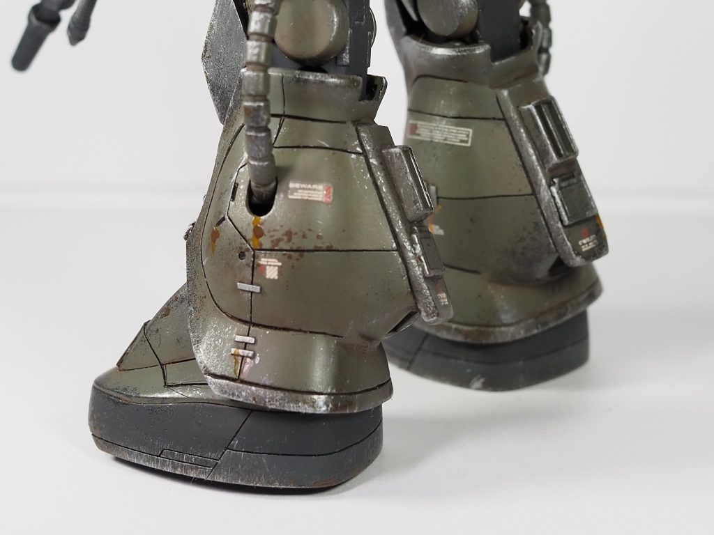 脚部の形状変更とスラスター追加。エポパテで造形したけどあまりかっこいい形にはならなかった…。でも塗装しちゃえばそれなりに見えるもんですね。