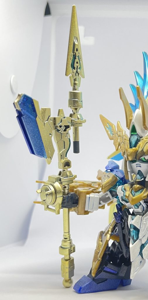 【龍双戟】迫り来る敵を薙ぎ払う、金色に輝く「戟」30MMの武器やジャンクで組んでます。青い刃はユニコーンの盾のサイコフレーム部。