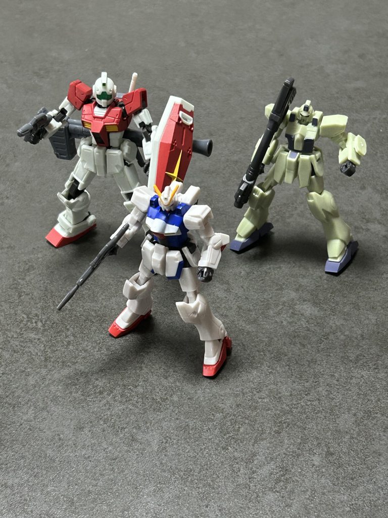 カプセルアクションと比較同じ1/200どうし^ ^こう見ると流石にカプセルアクションの出来がメチャクチャいいのが分かりやすいですね(^^;)ユニバもいいシリーズなんですが。