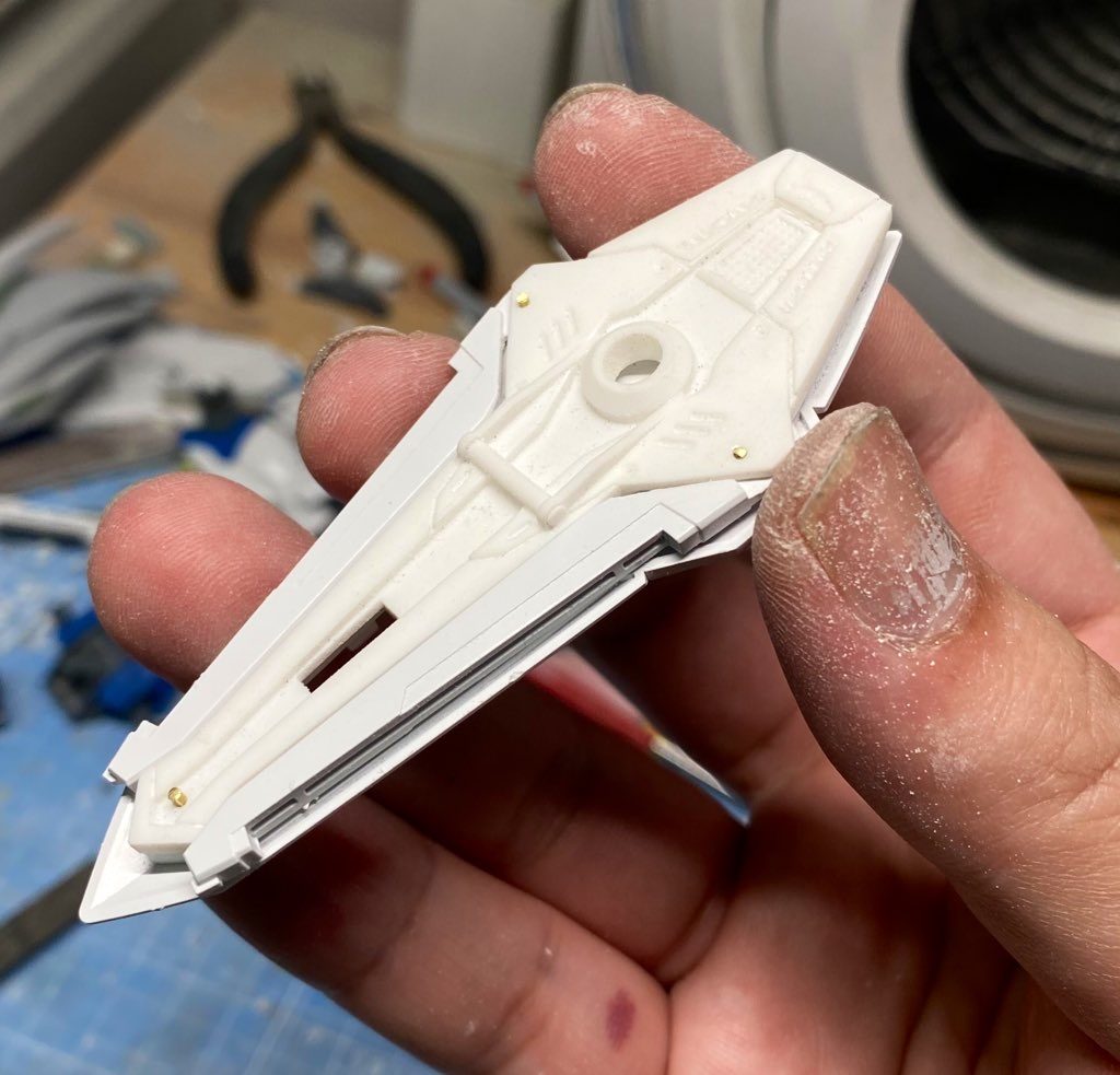 シールド裏面パーツの自作です。zbrushでモデルデータを作成して組み込んでみました。真鍮線を貫通させることで展開ギミックも残ってます。