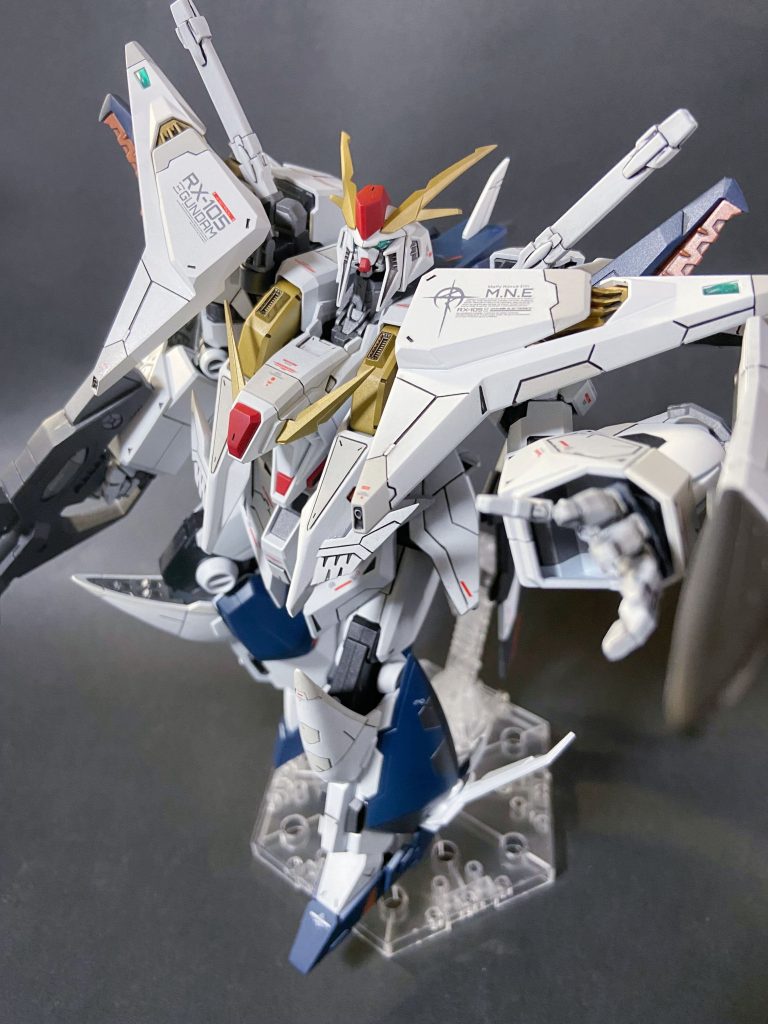 両肩端と目に関してはレジンでセンサー感を出したのですが、この処理は好きです。多分今後作るMSは全部この処理やると思います。