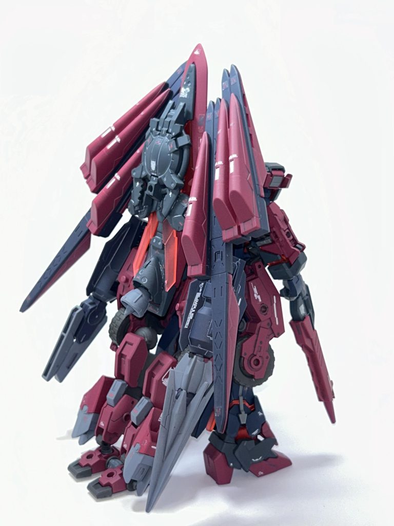 背面は「車形態」の機首になるパーツを「支え」として,アクションベースなどがなくても自立するように工夫しました。