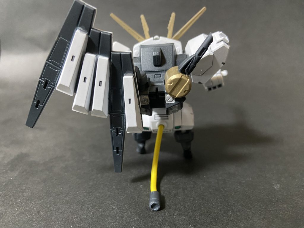 体の一部がゴム系の素材で、ラッカーだとダメかと思いましたが、何事もなく塗装できました。