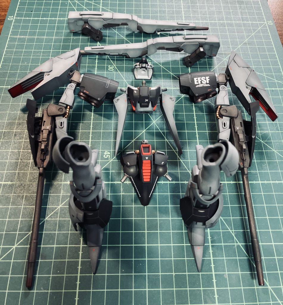 エアブラシを使うのでグラデーション塗装を練習しました。 戦闘機系のカラー使って、リアルな仕上げにするつもりでつや消し予定ではあったものの、光沢塗料はスミ入れやデカール工程では面が均一な方が良いと思ったので光沢を出そうとしましたがコツなど分からず苦労しました。