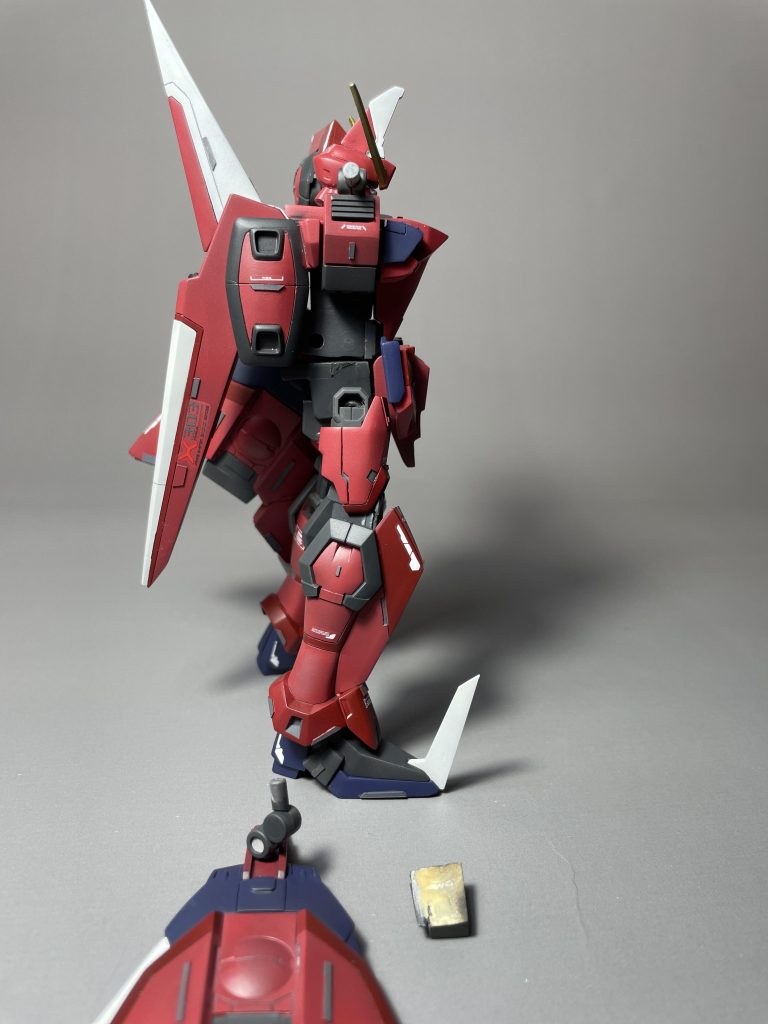 今回のイージスの改造ポイントの腹回り脇腹は前に使ったHGブリッツのものをパテで加工、ネオジム磁石でくっついて簡単に取り外せます。ネオジム磁石なので変形時とかに干渉するときも適宜動いてくれるので便利サイドバインダーは腹と背中の間に穴を設けて差し込んでます。肩と同じ関節軸を使ってMS時に腹横にくるように位置調整してます。 我ながら天才かと思った