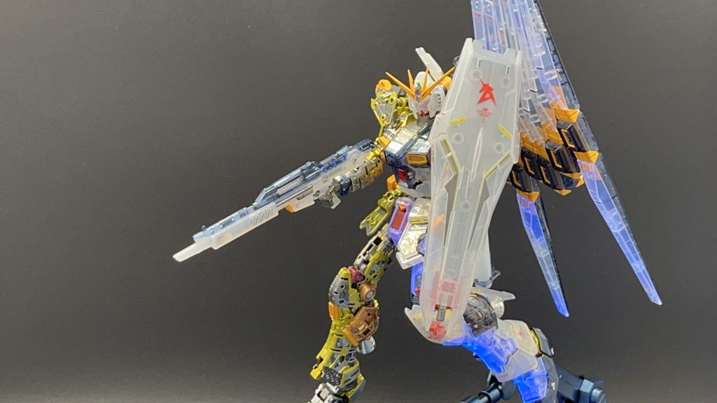 内部フレームは4段階の塗装で細密に塗り分け、外部装甲のクリアパーツはコンパウンドで磨き上げた上にガラスコーティングを行い鏡面仕上げとしました。