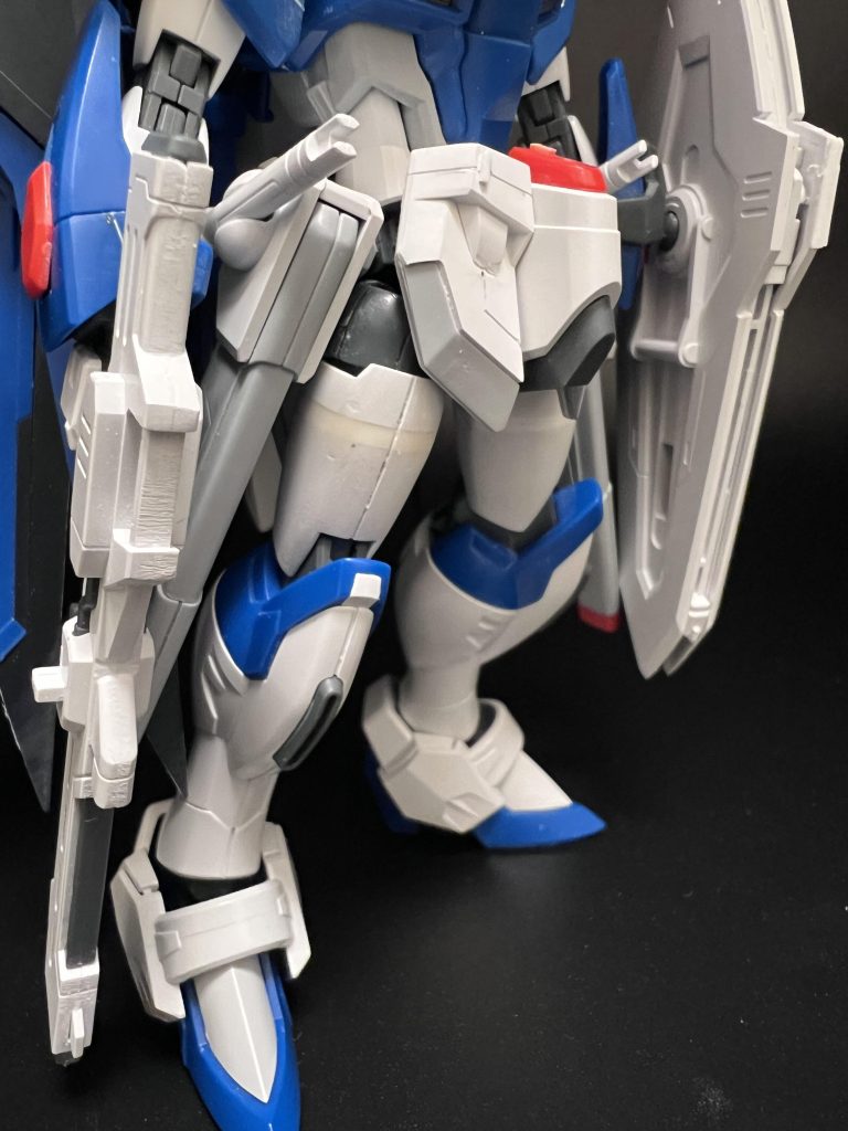 太ももは2ミリほど伸ばしています。また、フロントアーマーにディティール追加と、裏打ち処理してます。