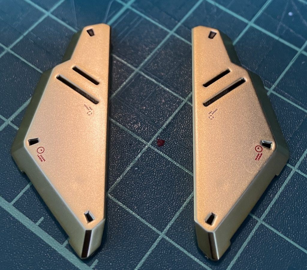 右だけコーティングしてますが、全く違いが分からないです。少なくともメッキや光沢塗装の光沢をぼやけさせることはなさそうです!