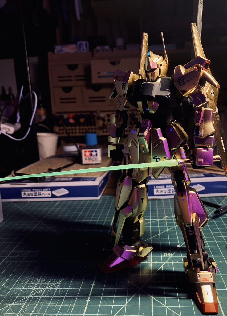 サーベルも蛍光イエロー使ってるのでUVライトで光ります。メッキの装甲に反射するので暗いとより雰囲気が出ます