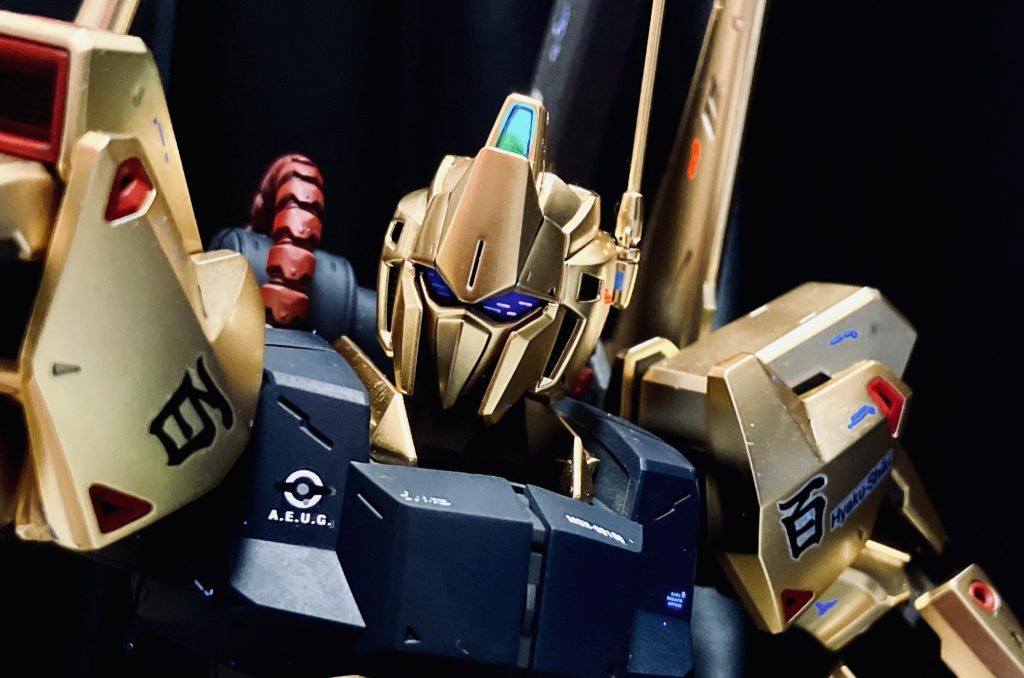 カメラは走査線バージョンを選択。蛍光レッドで塗装してから、クリアブラックを重ねて普段は真っ黒、UVライトで走査線が光るようにしました。レジンも盛ってぷっくりさせることで立体感出せたのも気に入ってます(小さいし奥まってて分かりづらいですが)