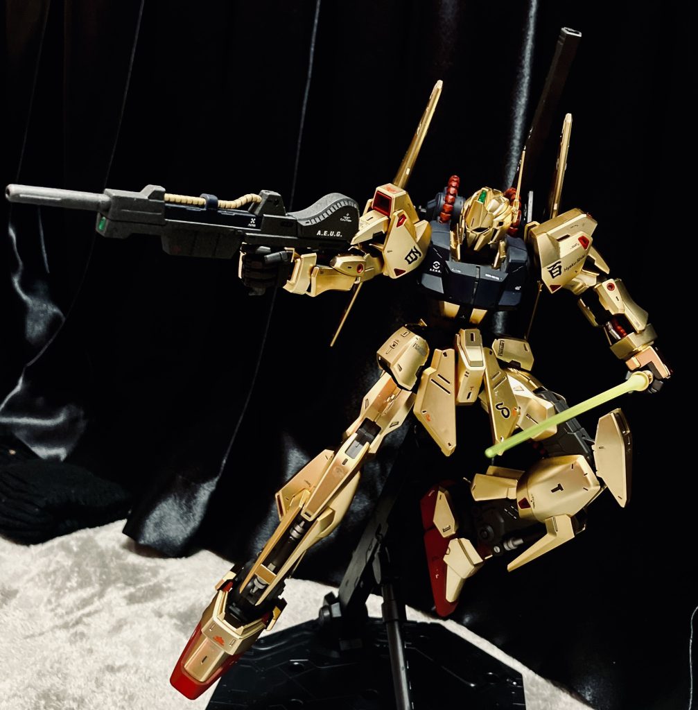 キットのメッキが好みだったのでそのままに。ネイビーとレッドは気持ち暗めの色を使いました。ところどころ蛍光カラーを使うことでブラックライトに反応します。