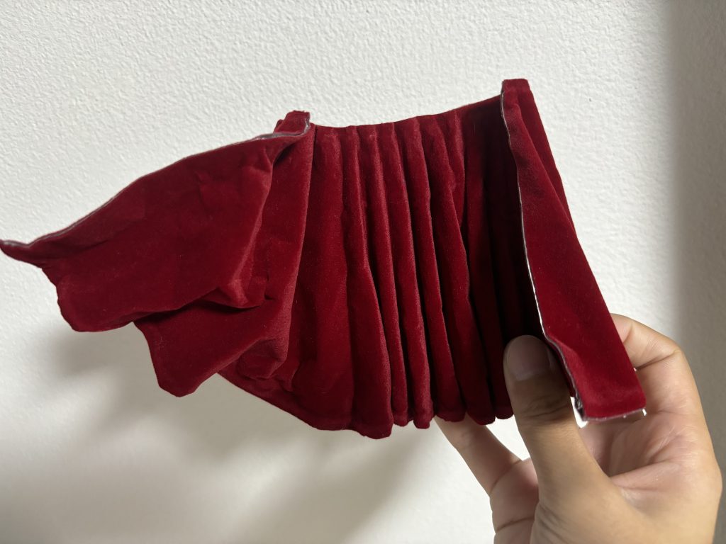 アルミホイルを針金とスチールテープで補強し、裏表にベルベット生地を貼り合わせます。ベースはアルミホイルなので、あとは好きな形にうねうねさせます。