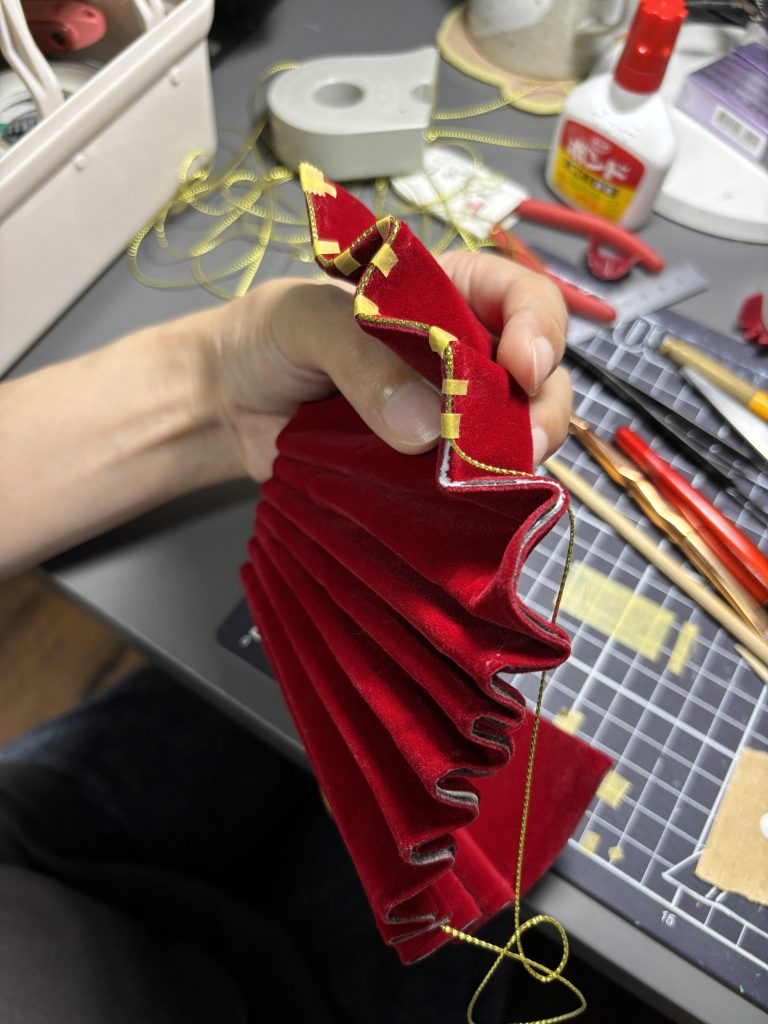木工用ボンドで金糸の縁取りをつけて