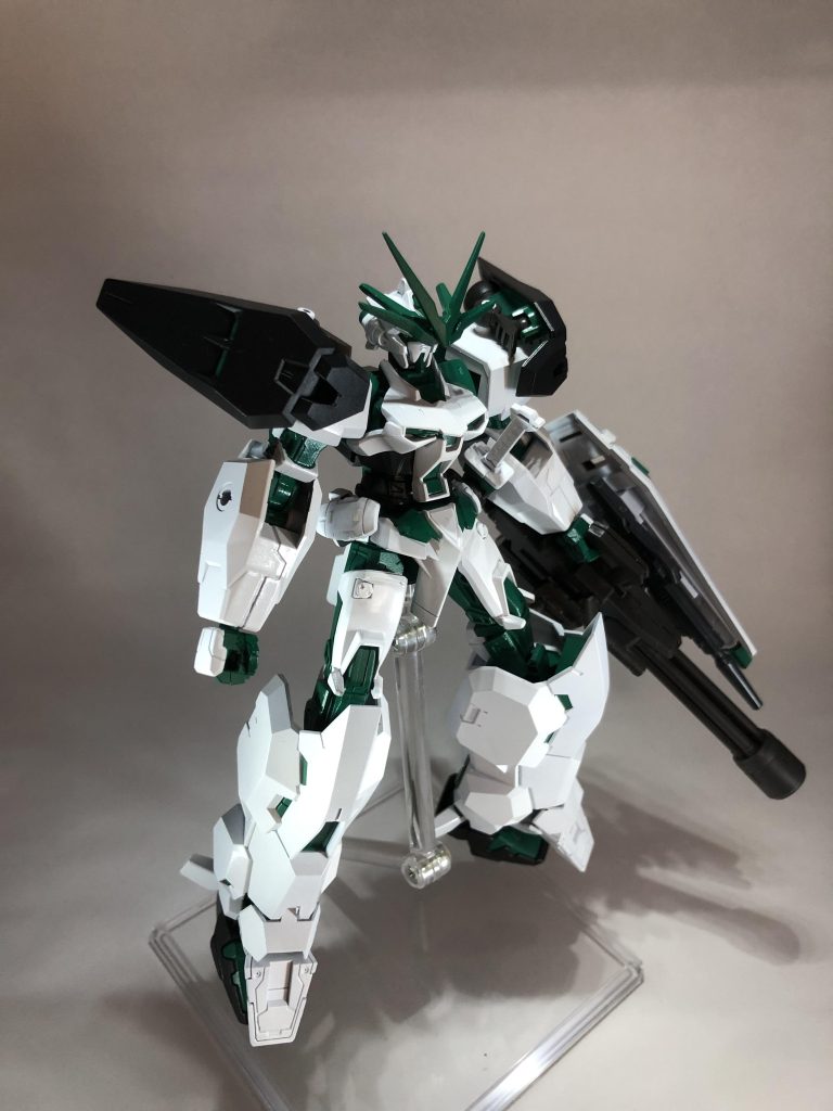 プラウドディフェンダー未装備時肩アーマー兼バーニヤで状況に合わせた姿勢制御や加速を可能に。手足の外装を堅牢にすることでなんかこう・・・殴ったり蹴ったりを強く・・・なったらいいなぁって思ってミキシングをしました。