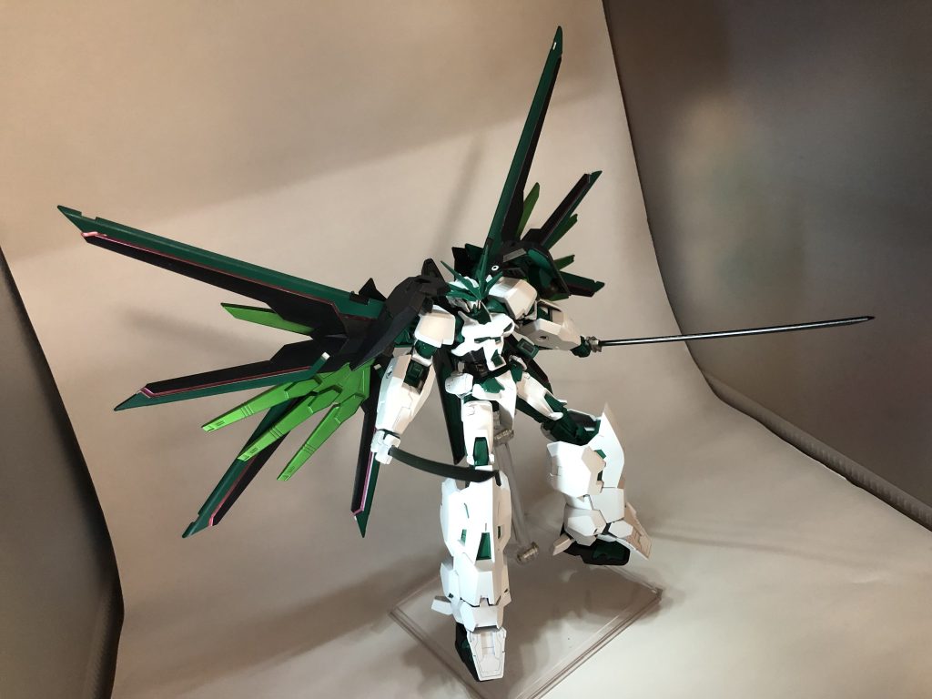 プラウドディフェンダー装備時&二刀流翼の展開と二刀流は個人的に一気に存在感がました感じがしますね。プラウドディフェンダー装備時は肩アーマーが干渉してしまうので回転させるように稼働させています。防御力とか下がりそうだけどプラウドディフェンダーが割とチートだから大丈夫でしょう、多分。