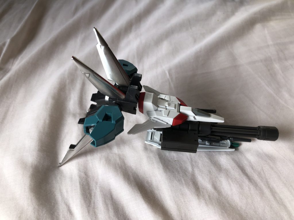 フライトユニットをちょびっといじって武装を運んでくれるサポートメカっぽくしたのも作ったんですけど塗装で横着しちゃって色々失敗してます。個人的にはルブリスウルの肩アーマーを再利用した点がちょっといいかもと思ってます。なら塗装で横着するなという話ではありますが(   ◜ω◝  )