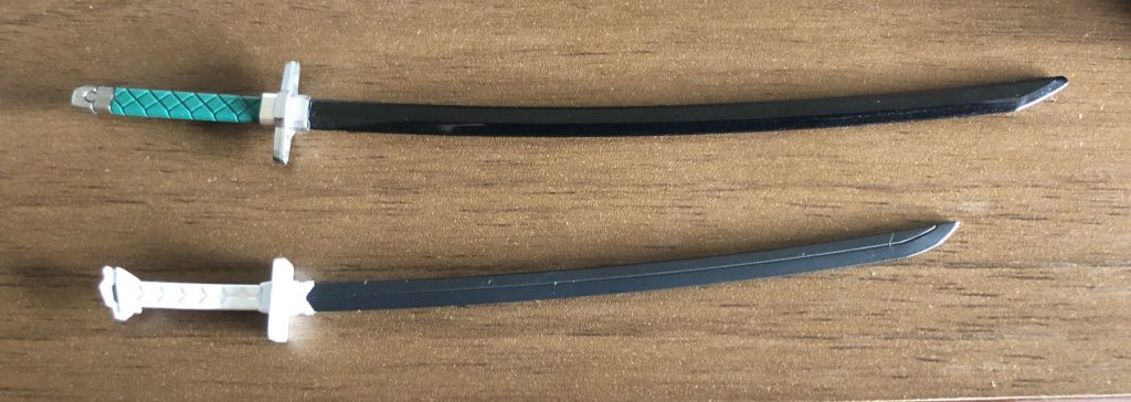 ガーベラストレートとふつのみたま・・・?の二振りこうして見ると長さ全然違うんですねぇ。ガーベラストレートの方はマスキングするの途中でめんどくさくなっちゃって簡素な感じのカラーリングになってます。一応刀身は少し黒っぽい灰色で塗装して若干だけどふつのみたま?と差別化を測っております。