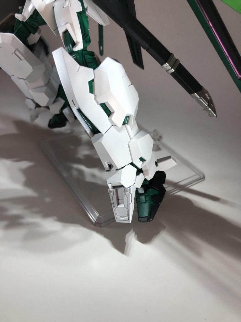 個人的なお気に入りポイントルブリスウルの足をそのまま使うにはちょっと面白みにかけると思ってボールジョイントを追加してアストレイの足が引っ付くようにしました。実はそれ以外ルブリスウルの足はほとんどいじってなかったりします。