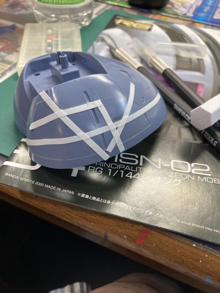 HGなんでRGを参考にディテールアップし放題の楽しみを味わいました〜。スジボリ追加、プラ板プラ棒貼り付け、オプショナルパーツ貼り付け、100均ネイルデコ貼り付け、蛍光デカールなどかなり遊べました〜