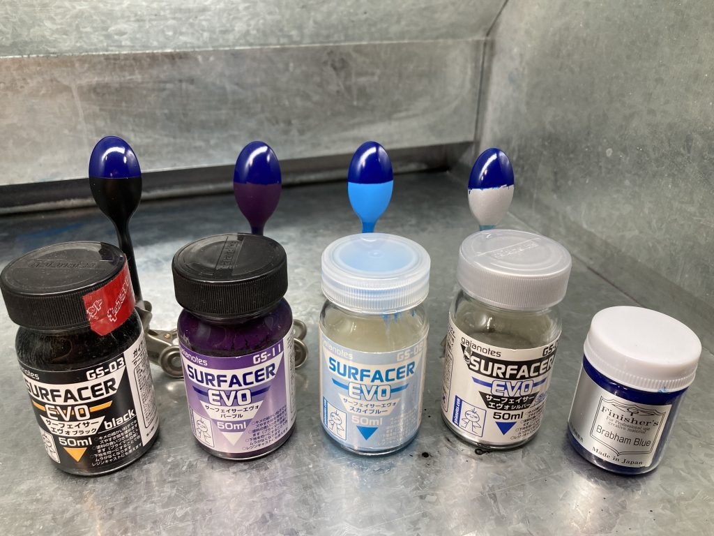 塗装はフィニッシャーズのBrabhmBlueなんですが、ラピートっぽくする下地としてガイアの紫サフを選びました。