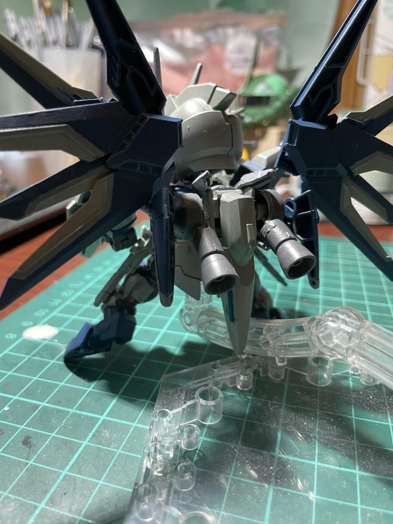 正面、背面共に全体的に横に伸ばしてます。