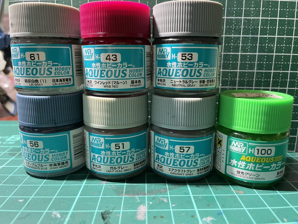 今回使った塗料。仕上げにつや消し(缶)を吹いてます。