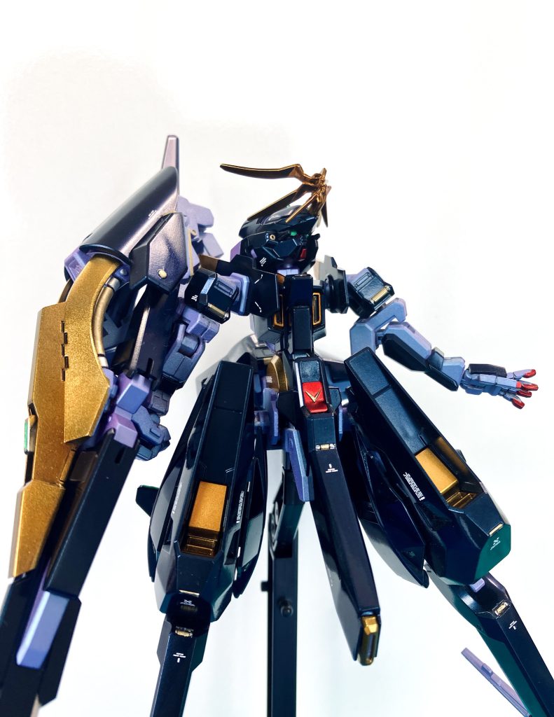 ブレードだけボーンミラー2に同社のクリアーイエローとクリアーオレンジ調色して自分好みのゴールドにしました。装甲はプリズムブルーブラックでコミックス表紙のような反射の質感目指しました。フレームのパープルグレーはプリズムパステルチェリーピンクブルーで偏光の高級感を。設定で白の部分もゴールドに変えてます。ラグジュアリー仕様。スターブライトシルバーにクリアイエロー＋オレンジでここも自分好みに。ゴールドって人の数だけ種類ありますよね。