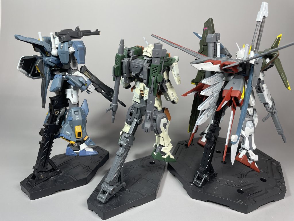 100系フレーム三機比較的スタンダードな三機こう見ると改めて背面にすごい個性を持たせてるんですねSEED機体って