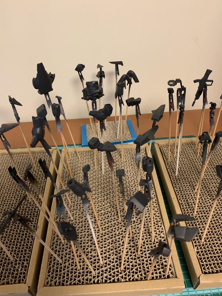 サフはメカサフスーパーヘビィ＋黒少々。フレームはこのままで、黒立ち上げの下地にもなり効率的です。