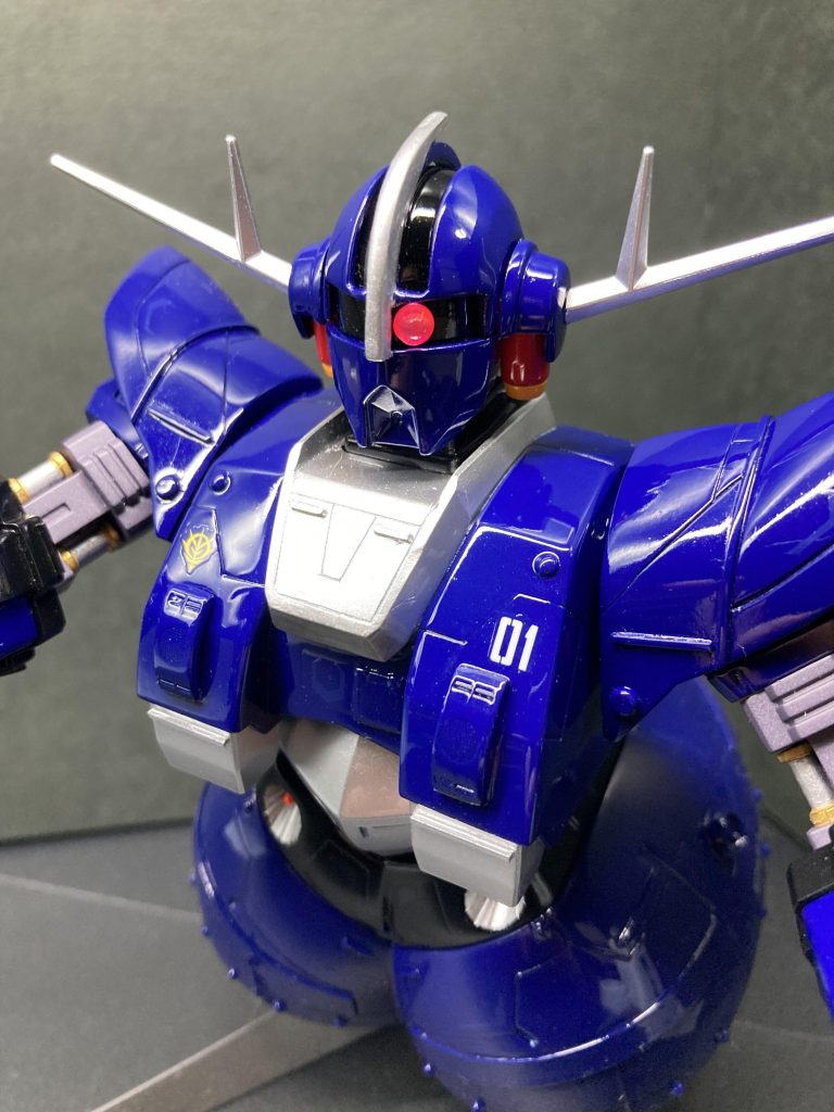 はい、ちゃんと南海ラピート色ですねぇ〜。南海ラピート見るたびにジオングのイメージしか思い浮かばず、そろそろ技術が追いついたかな？と思いましたのでガンプラ製作3年目にして挑戦してみました！本当はガンダムデカール部分だけでも研ぎ出しすべきでしたが、早く次の製作に移りたくサボってしまいました（笑）それにしてもクリア&蛍光デカール凄いです。ほんとにクリアでした〜。ブラックライト当ててないと、よっぽどよく見ないとわかりません。