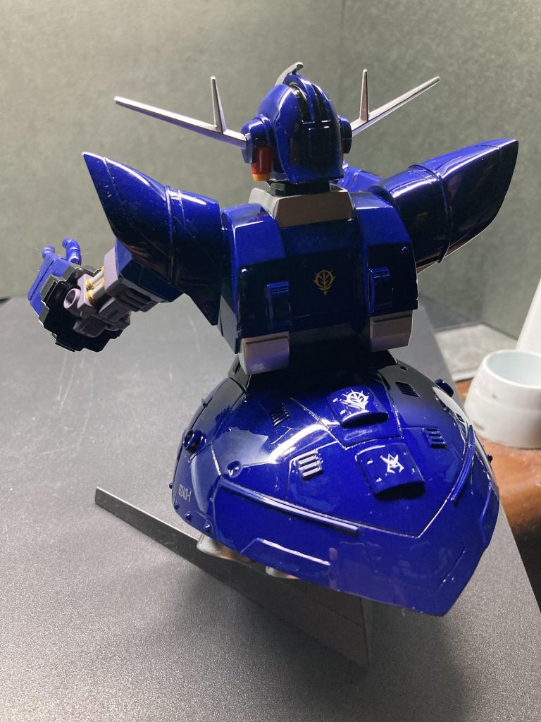 後ろ姿もラピートです（笑）！が、ブラックライトを当てると…