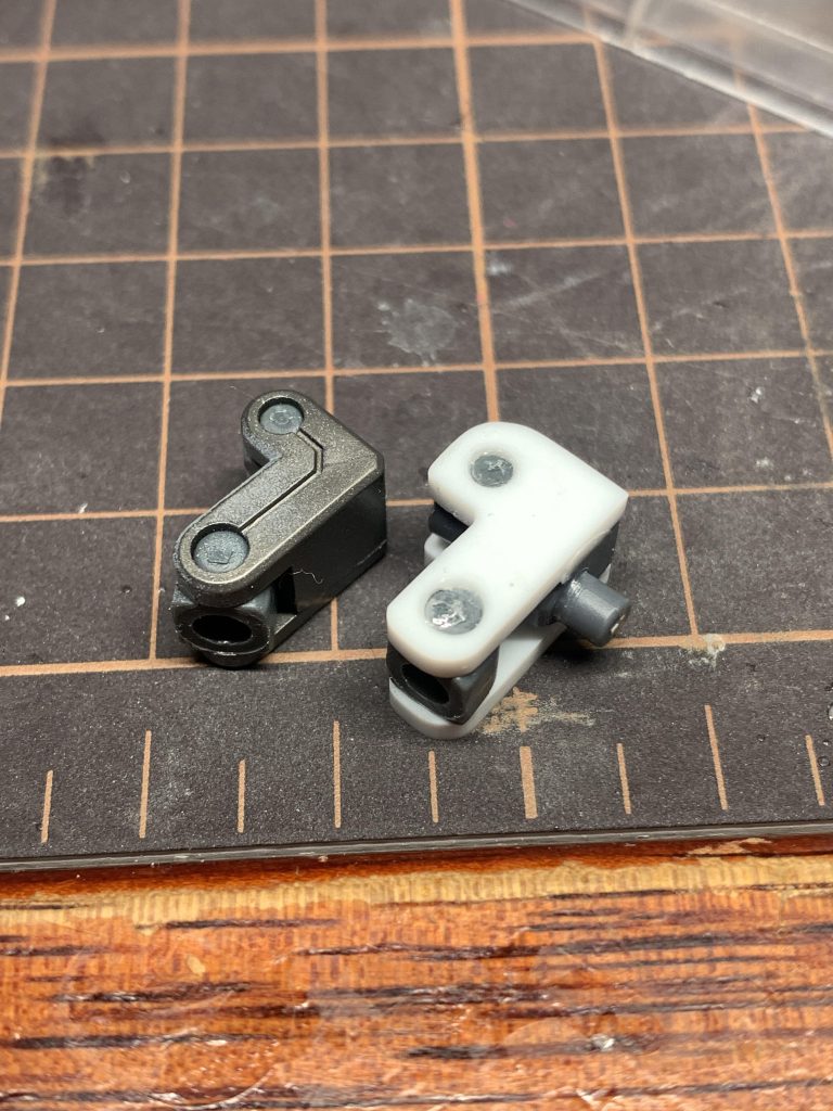 2回もクラックが入って結局自作する羽目になったサイドスラスターのアーム。強度出すために太くしたら収まるのがホントのホントにギリギリ過ぎてあ゛あ゛あ゛あ゛!?!?ってなった思い出。