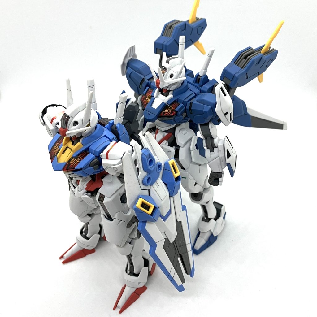 【おまけ】新旧揃ったら撮ってみたかったアングル。疾風のようなロボアニメOPの、縦列駐車のようなラスト。