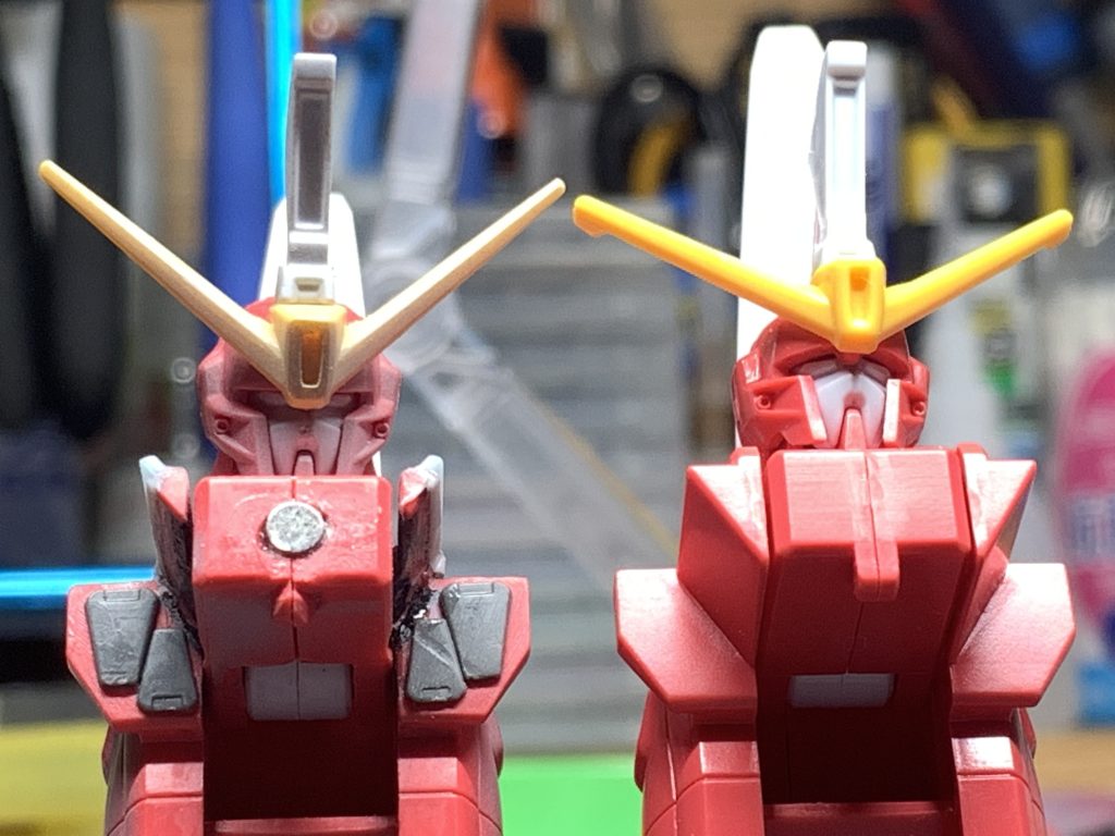 太ももを胸に持ってきたらここまで削り込まないと思った位置に収まらなくて…首の根本は切り欠くとこのくらい差が出るのでおすすめの加工です。