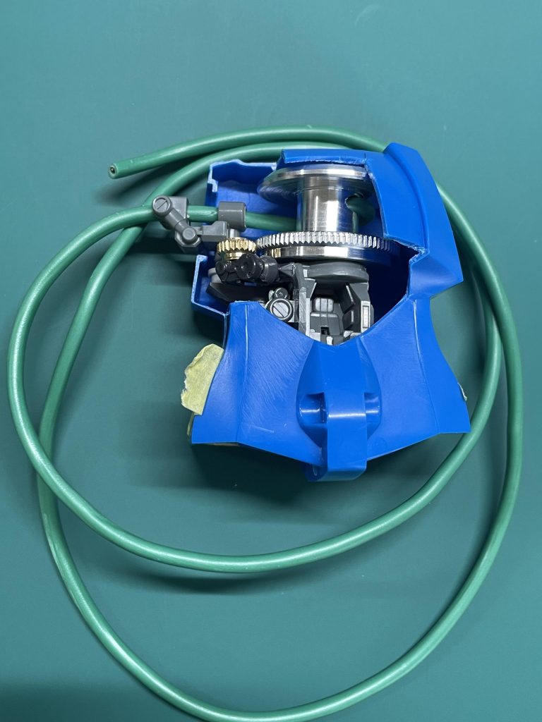 ヒートロッド巻き取り装置を、コックピット上に配置、、この長さの配線を収納しました。。全部伸ばしたらそれなりの長さになるので戦えるか、、、、