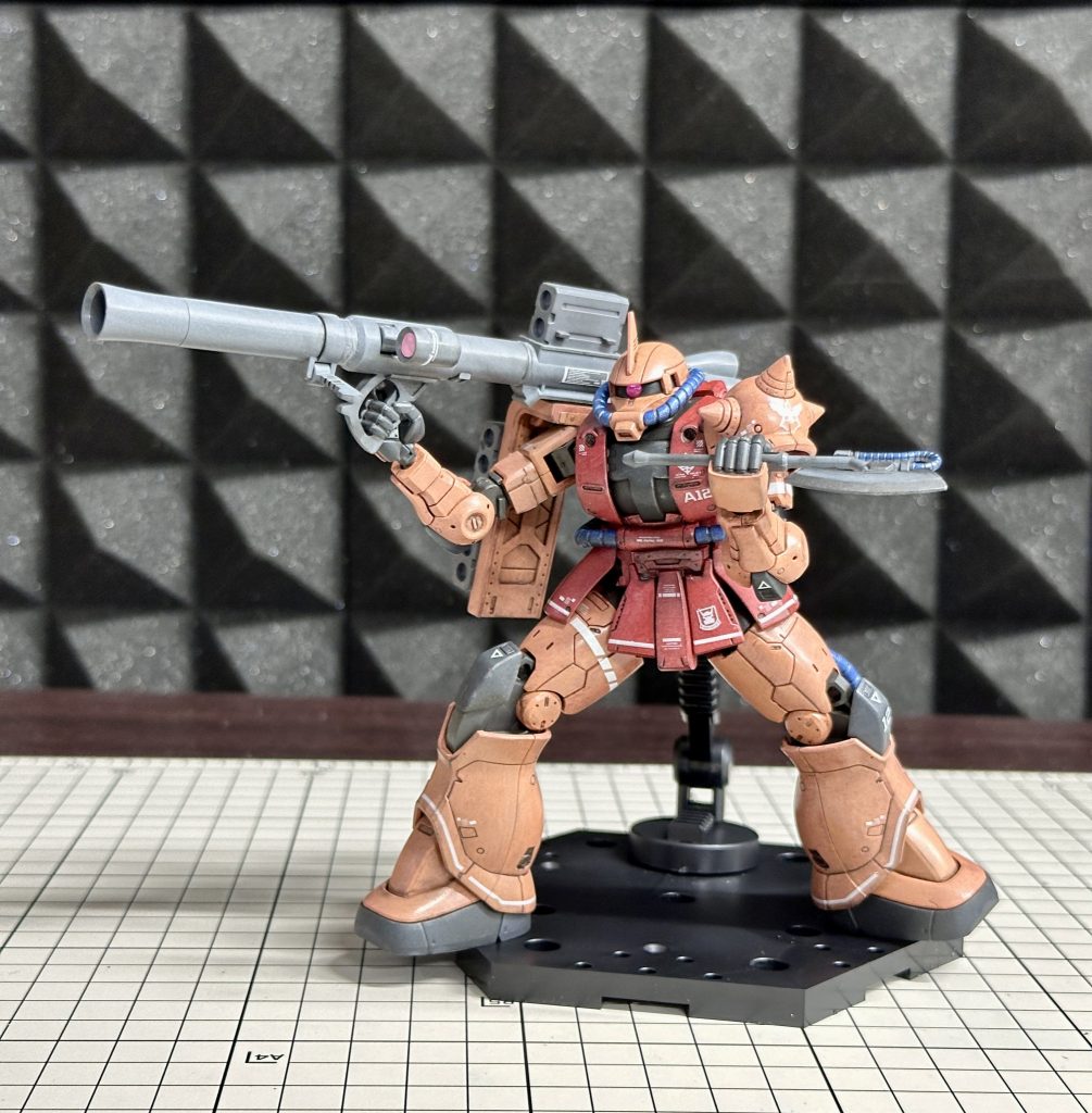 シャアピンクに相当する部位はピンクの塗料持ってなかったのでマラサイmgで作ったオレンジの余りを使いました