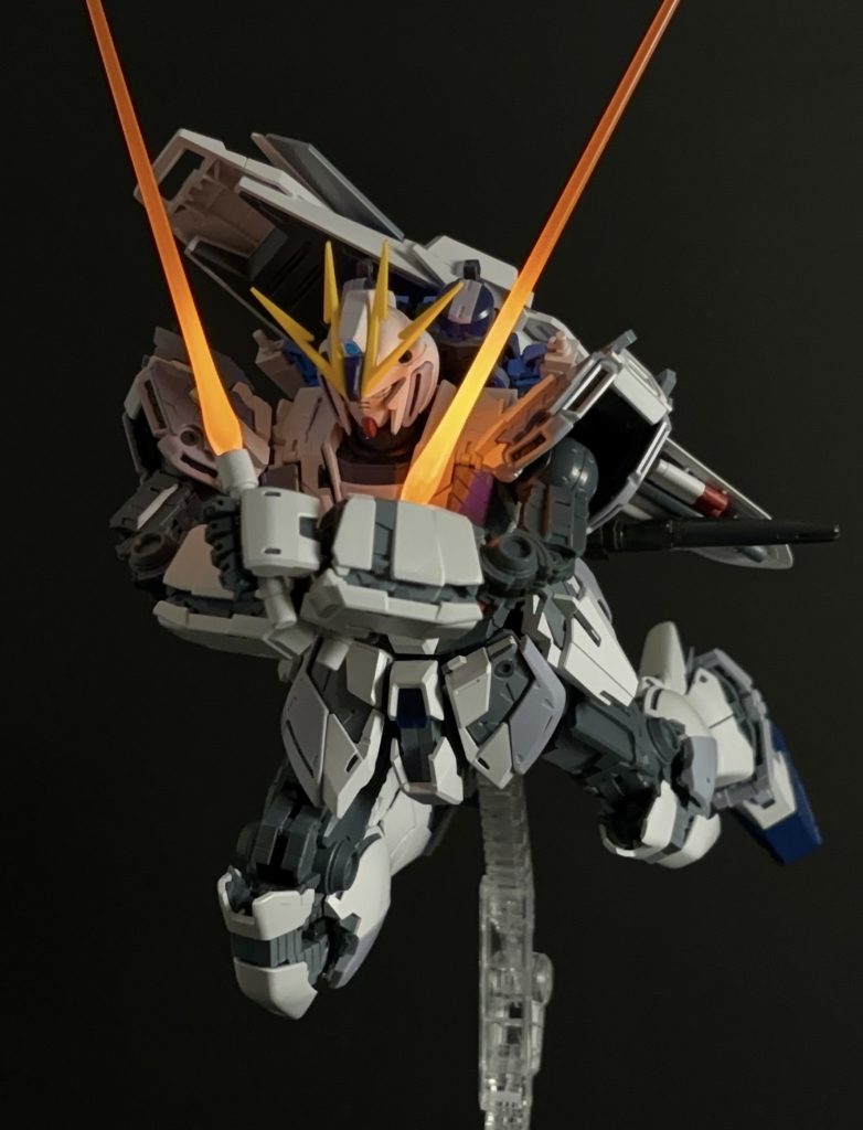 コンテナ内で腕をクロスして…。