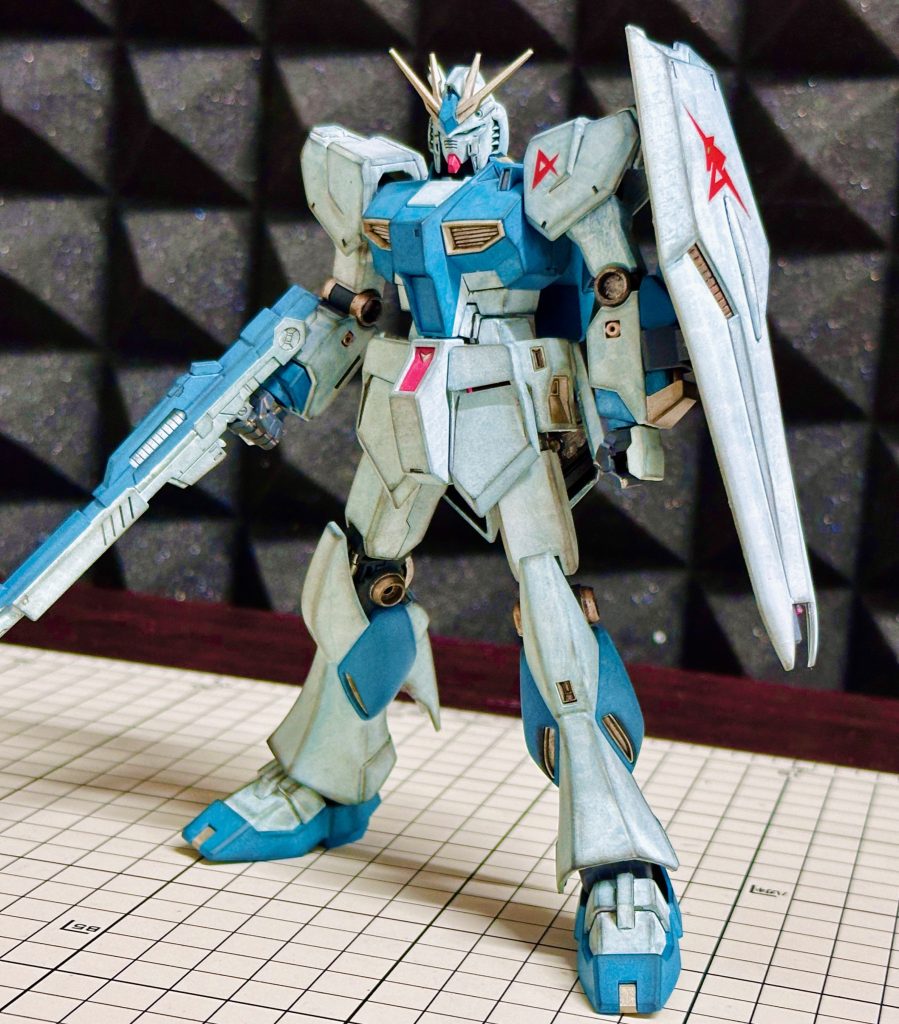 色はスレッガージムの余りで筆塗り全塗装、スタイルが凄く美しいので既存の溝だけスジボリしなおして墨入れ、ウェザリングはススをエッジだけ目立つようにつけました