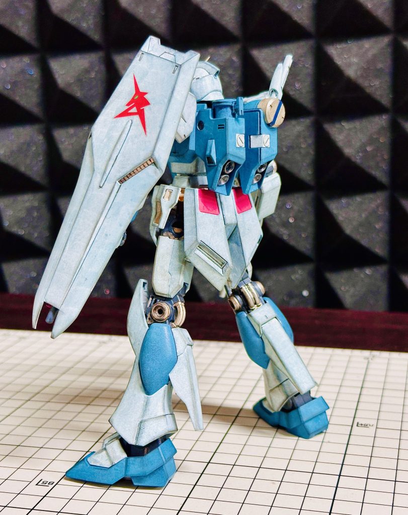 ブライト「アムロ、お前ニュータイプやしファンネルとかなくてもいけるやろ？」アストナージ「ファンネルなんて飾りです、偉い人にはそれがわからんのです！」アムロ「絶対に許さない！」 