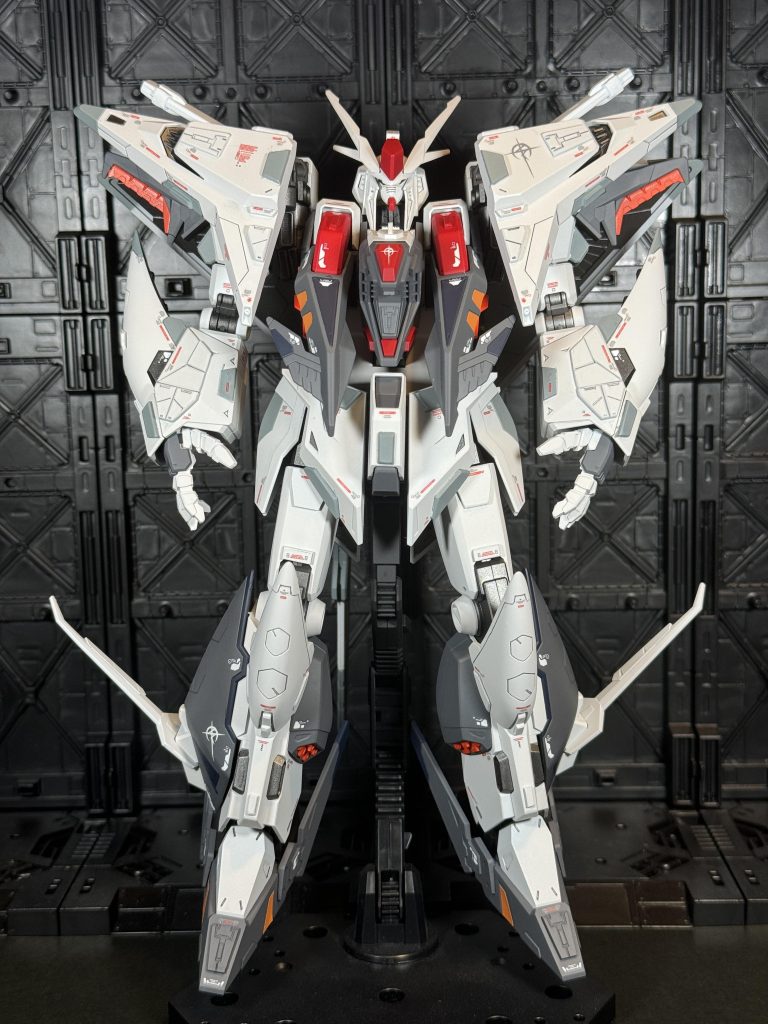 全体的に縦に伸ばしたので、キット本来の潰れた感が解消されてヒロイックなりました。