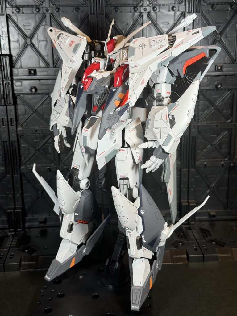 ニューガンダムのファーストロットカラーがカッコいいので同じようなカラーリングにしてみました。塗装レシピ：外装白色：G  ニュートラルグレー１外装濃い灰色：C ダークシーブルー外装一部塗り分け灰色：C ミディアムシーブルー外装一部塗り分け紺色；G ダークブルーイッシュパープル赤色；F ディープレッドオレンジ色：F ルミオレンジフレーム；G スターブライトアイアン 